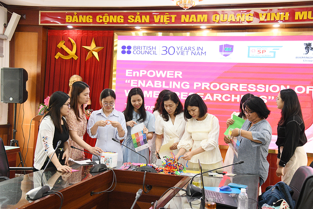 Enpower - Tạo điều kiện cho sự tiến bộ của các nhà nghiên cứu là phụ nữ