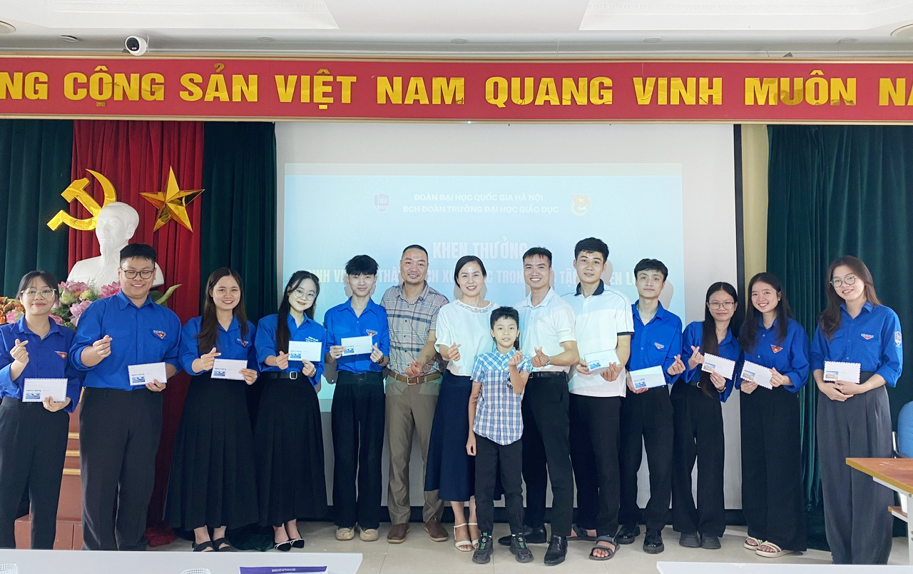 Tiếp bước hành trình tri thức: Đoàn Trường Đại học Giáo dục trao học bổng khuyến học cho sinh viên xuất sắc