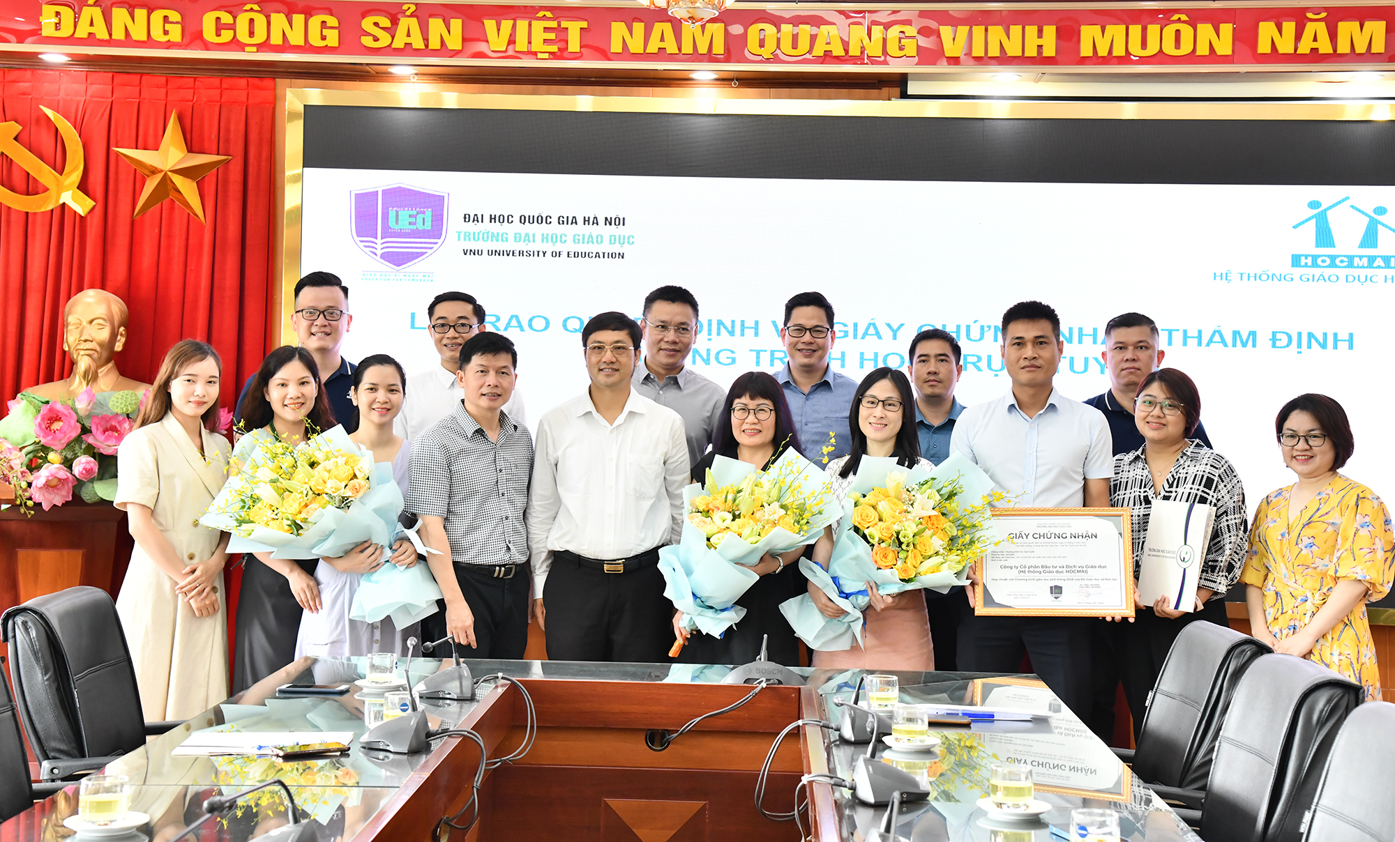 Trường ĐHGD trao chứng nhận thẩm định chương trình học trực tuyến cho Hệ thống Giáo dục HOCMAI