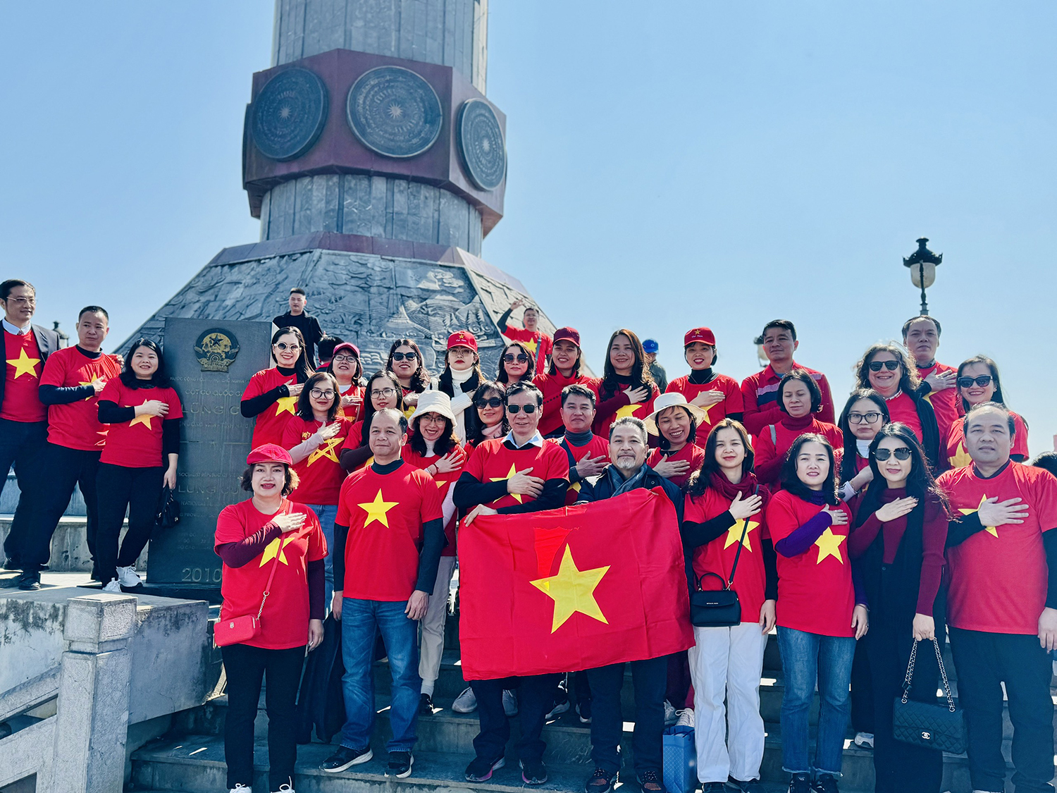 Sinh hoạt Chi bộ ngoại khoá và du xuân đầu năm tại Hà Giang: gắn kết và tôn vinh tinh thần cách mạng